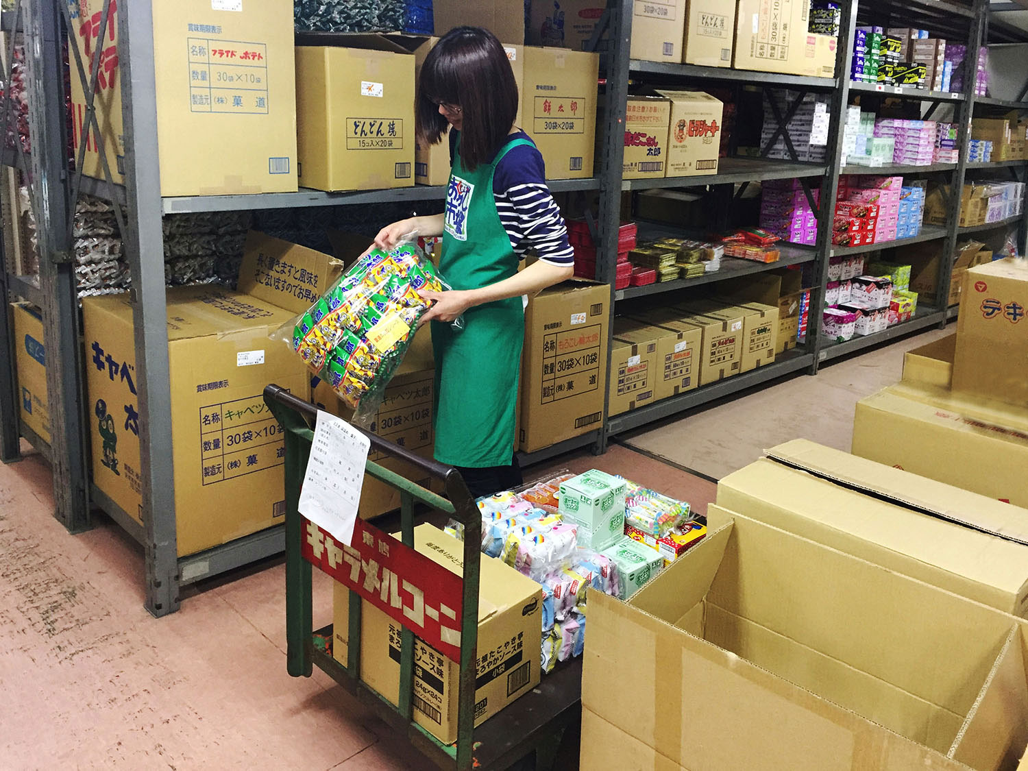 お菓子のピッキング作業風景